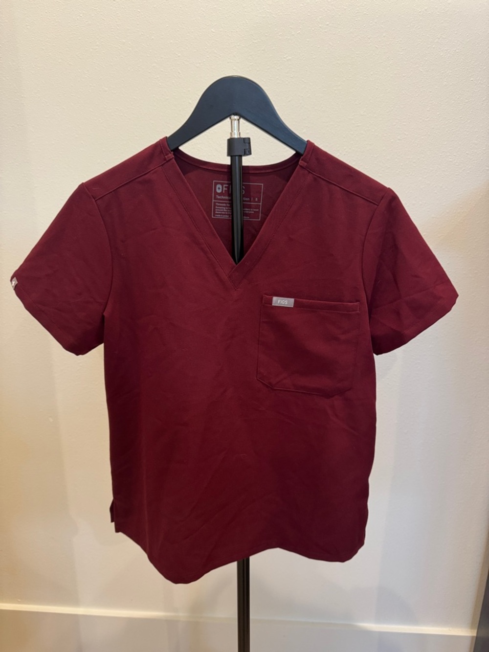 FIGS Men’s V-Neck Top - Merlot Burgundy